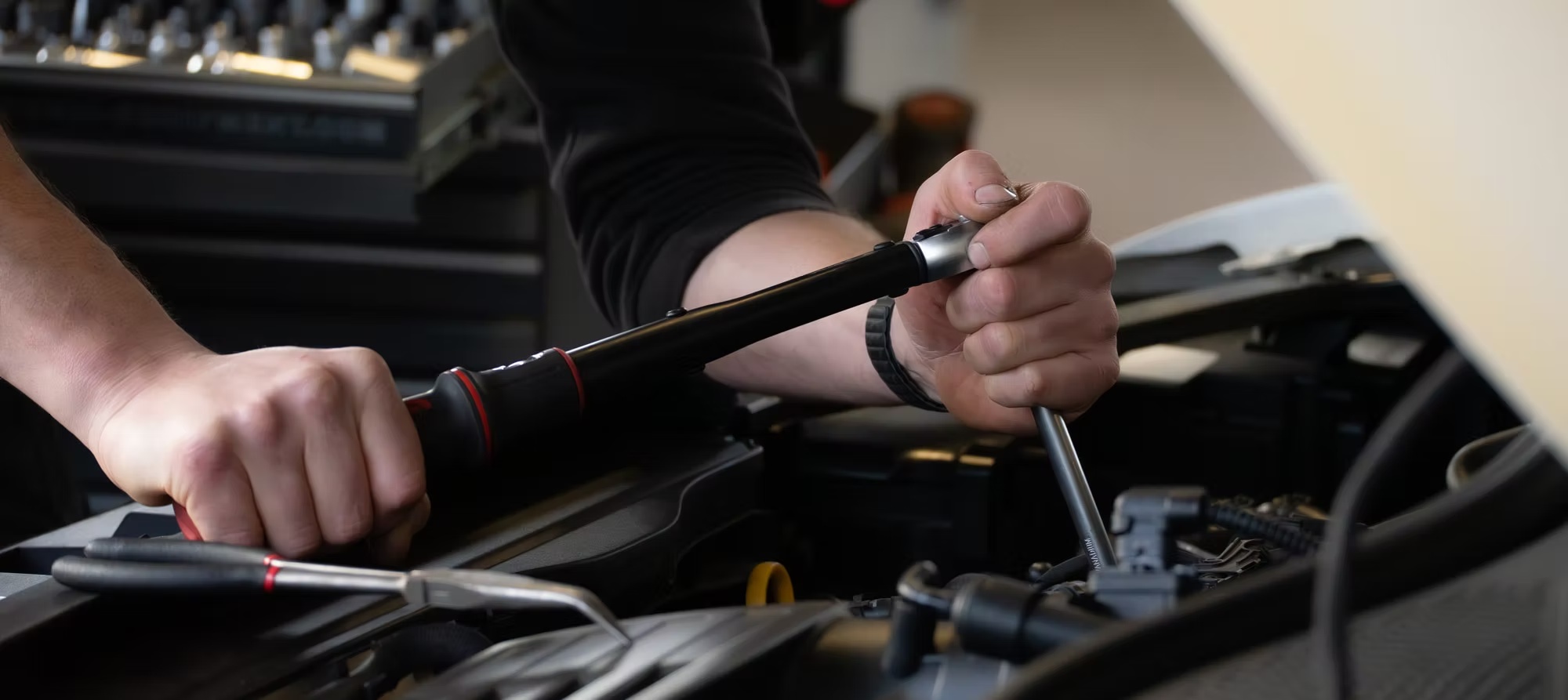 Werkstattarbeit bei der Unfallreparatur